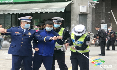 松桃消防聯(lián)合交警開展“打非治違”專項(xiàng)整治行動(dòng)