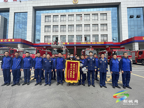 消防員沖進(jìn)火場(chǎng)救出4歲小孩，家人專程送錦旗致謝