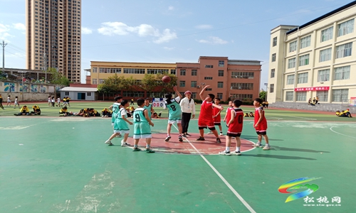 松桃實驗小學(xué)舉辦第一屆“校園杯”籃球賽