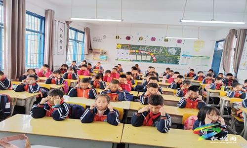 盤信鎮(zhèn)民族完小落實(shí)每天一小時(shí)體育鍛煉