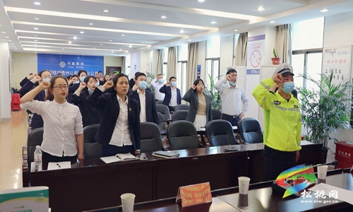 松桃交警大隊(duì)走進(jìn)企業(yè)開(kāi)展道路交通安全宣傳講座