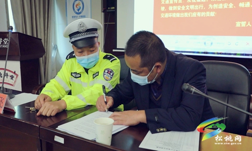 松桃交警大隊(duì)走進(jìn)企業(yè)開(kāi)展道路交通安全宣傳講座