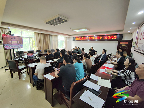 松桃黨員干部群眾集中收聽收看省第十三次黨代會開幕會直播