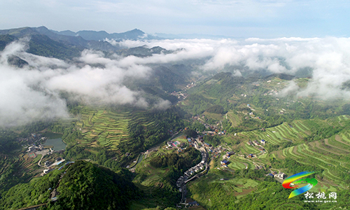 航拍松桃鄉(xiāng)村美景　云霧繚繞宛如畫(huà)卷