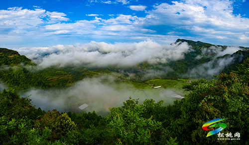 航拍松桃鄉(xiāng)村美景　云霧繚繞宛如畫(huà)卷