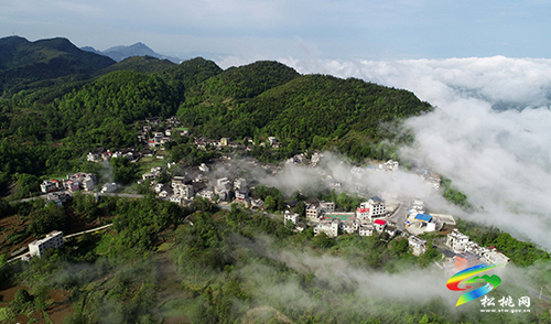 航拍松桃鄉(xiāng)村美景　云霧繚繞宛如畫(huà)卷