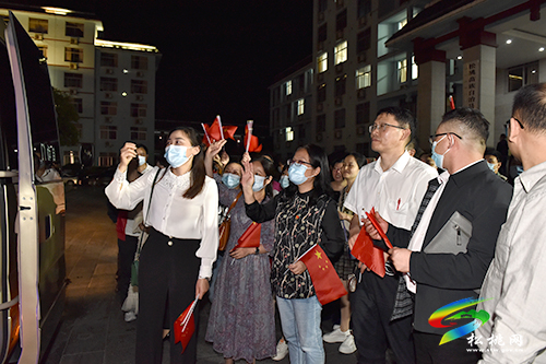 松桃人民醫(yī)院12名醫(yī)護(hù)星夜出征援滬