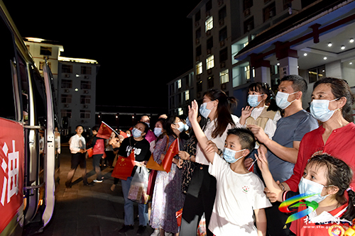 松桃人民醫(yī)院12名醫(yī)護(hù)星夜出征援滬