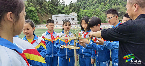 非遺傳承從娃娃抓起，小學(xué)生學(xué)習(xí)滾龍編扎