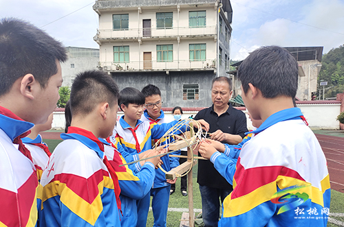 非遺傳承從娃娃抓起，小學(xué)生學(xué)習(xí)滾龍編扎