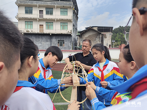 非遺傳承從娃娃抓起，小學(xué)生學(xué)習(xí)滾龍編扎