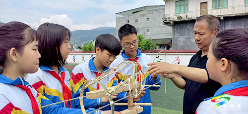 非遺傳承從娃娃抓起，小學(xué)生學(xué)習(xí)滾龍編扎