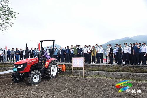 2022年全市農(nóng)業(yè)機(jī)械化現(xiàn)場(chǎng)推進(jìn)會(huì)召開