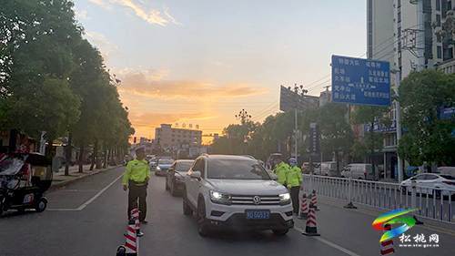 松桃公安交警五一假期嚴(yán)查酒駕保安暢