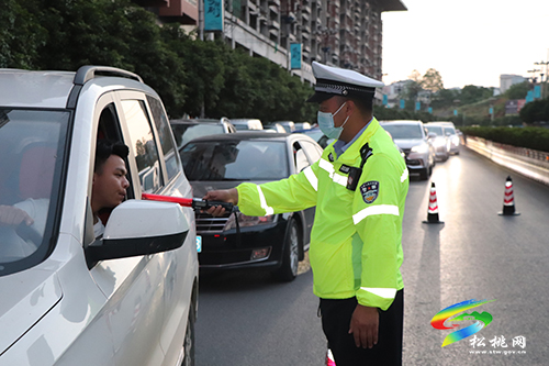 松桃公安交警五一假期嚴(yán)查酒駕保安暢