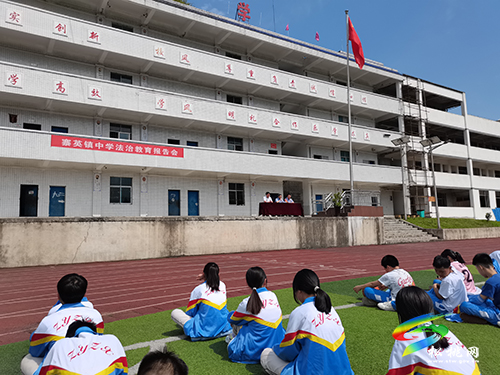 寨英鎮(zhèn)中學(xué)舉行法治教育報(bào)告會(huì)