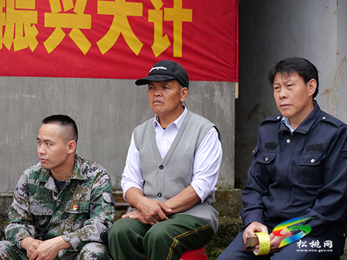 ?松桃人武部到小灣村組織學(xué)習(xí)省第十三次黨代會(huì)報(bào)告