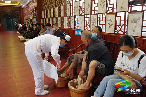 【我為群眾辦實(shí)事】暖足暖心松桃縣民族中醫(yī)院開展中醫(yī)體驗(yàn)日獲群眾一致好評(píng)窗體底端