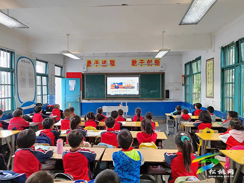 普覺(jué)鎮(zhèn)大同完小組織全體學(xué)生收聽(tīng)收看中國(guó)共產(chǎn)主義青年團(tuán)成立100周年大會(huì)