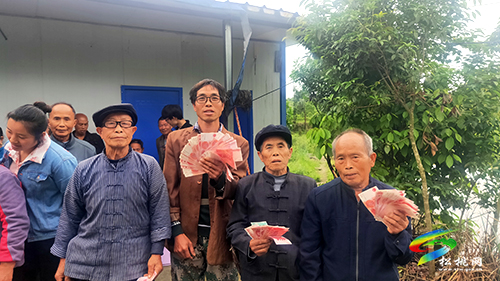 盤信鎮(zhèn)老屋村：群眾家門口領(lǐng)工資樂開顏