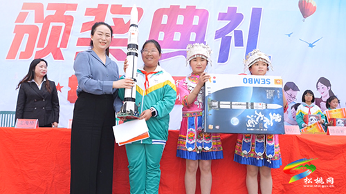 紙短情長(zhǎng) 書(shū)信傳情 ——松桃第三完小舉行“給父母的一封信”作文比賽頒獎(jiǎng)典禮