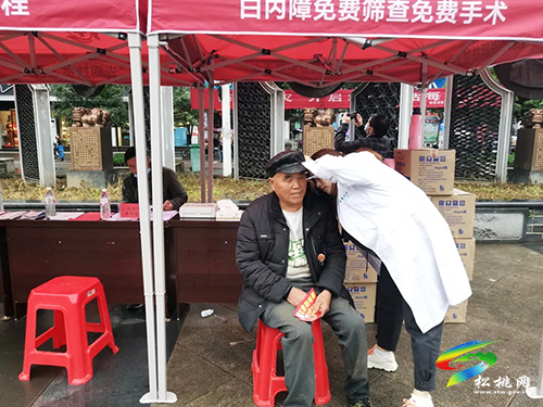 ​松桃殘聯(lián)開(kāi)展第三十二次以“促進(jìn)殘疾人就業(yè)，保障殘疾人權(quán)益”為主題的全國(guó)助殘日宣傳活動(dòng)