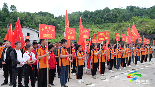 九江街道：黨員群眾齊上陣 下田插秧助農(nóng)忙