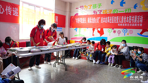 “小患者”的“六一”時光——縣圖書館到縣中醫(yī)院開展“閱讀惠民”志愿服務(wù)活動