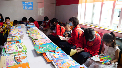 “小患者”的“六一”時光——縣圖書館到縣中醫(yī)院開展“閱讀惠民”志愿服務(wù)活動