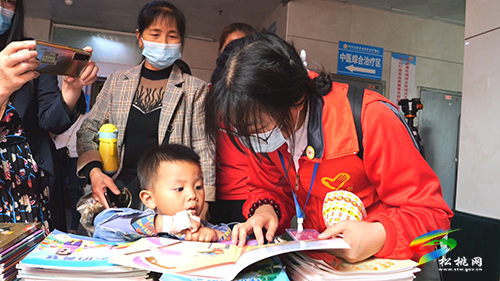 “小患者”的“六一”時光——縣圖書館到縣中醫(yī)院開展“閱讀惠民”志愿服務(wù)活動
