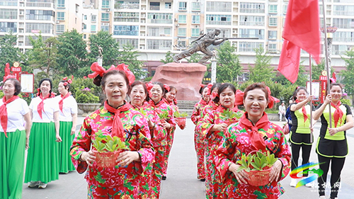 松桃老年健身隊慶祝“六一”國際兒童節(jié)