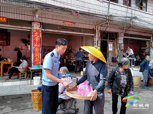 ​甘龍鎮(zhèn)利用趕集日開展平安建設(shè)集中宣傳活動
