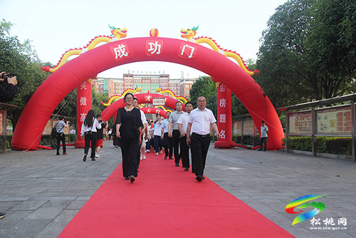 ​松桃民族中學舉行2022屆高三成人禮暨畢業(yè)典禮