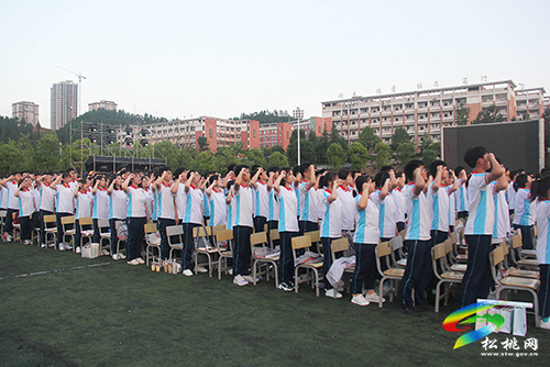 ​松桃民族中學舉行2022屆高三成人禮暨畢業(yè)典禮