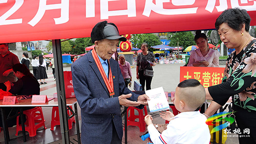 松桃集中開展《中華人民共和國未成年人保護法》《中華人民共和國預防未成年人犯罪法》實施一周年法制宣傳活動