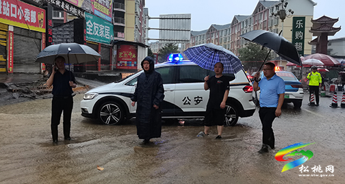龍群躍到城區(qū)低洼易澇片區(qū)察看城區(qū)內(nèi)澇情況