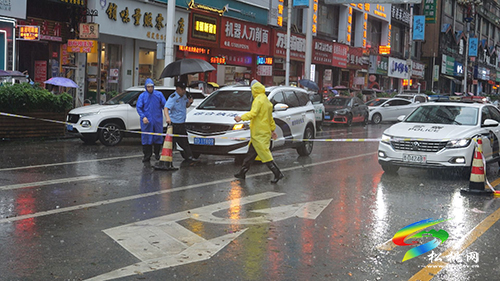 我縣城區(qū)低洼段多處內(nèi)澇各部門緊急出動(dòng)保障人車安全