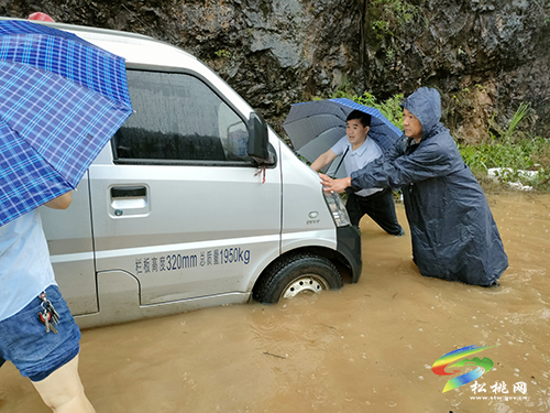 松桃：紀(jì)檢干部站崗抗洪第一線