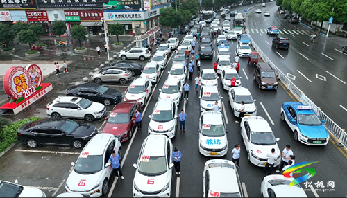 松桃：253輛“愛(ài)心送考車(chē)”整裝待發(fā)