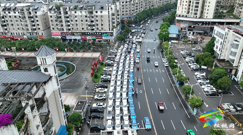 松桃：253輛“愛(ài)心送考車(chē)”整裝待發(fā)
