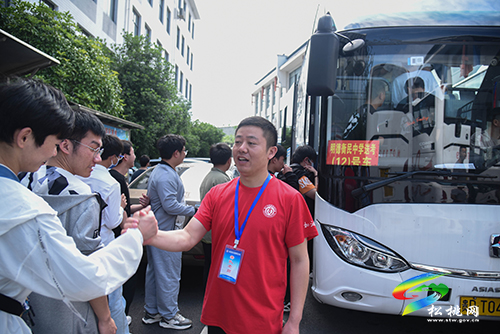 松桃：“愛心送考”為高考學(xué)子奔赴考場保駕護航
