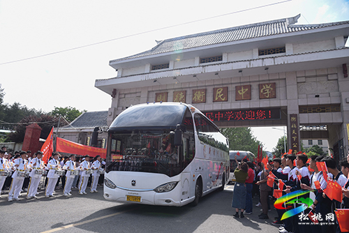 松桃：“愛心送考”為高考學(xué)子奔赴考場保駕護航