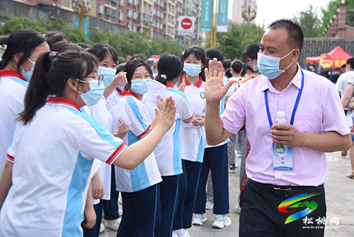 松桃5240名學(xué)子走進(jìn)高考考場(chǎng)