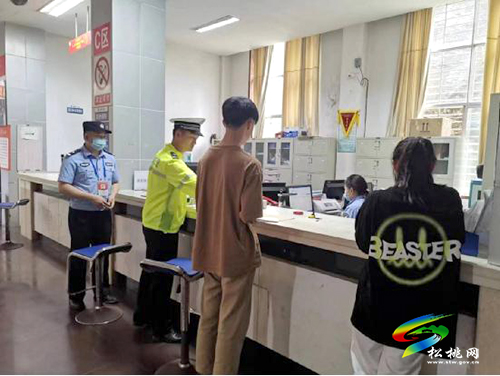 高考，松桃政務(wù)服務(wù)中心公安窗口開啟“護航”模式 