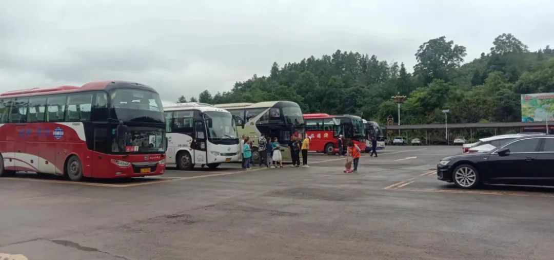 近日，苗王城景區(qū)迎來(lái)多批次省外旅行團(tuán)