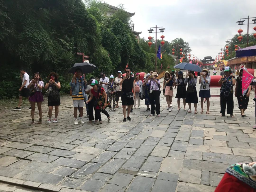 近日，苗王城景區(qū)迎來(lái)多批次省外旅行團(tuán)