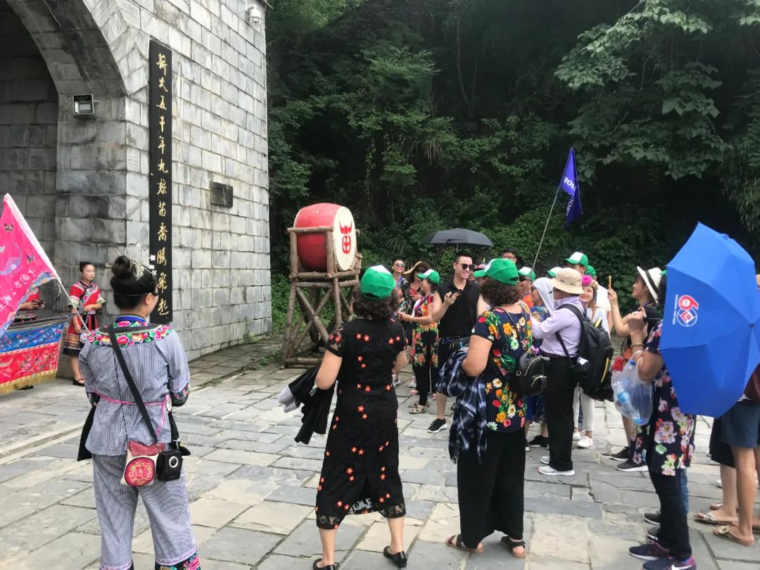 近日，苗王城景區(qū)迎來(lái)多批次省外旅行團(tuán)