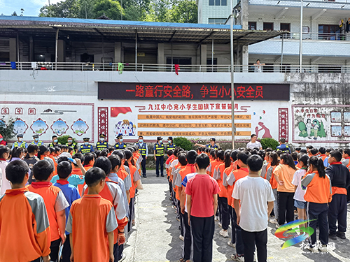 松桃高速公路“一路多方”聯(lián)合開展安全生產(chǎn)月宣傳活動(dòng)