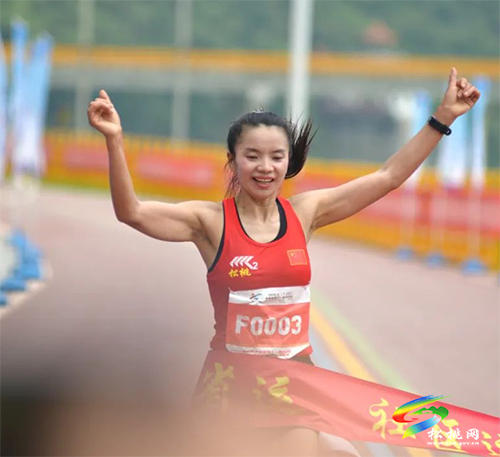 松桃民政局李霞榮獲銅仁市馬拉松選拔賽女子組第一名