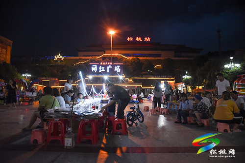 【乘著火車(chē)看松桃】孟溪鎮(zhèn)：“慢火車(chē)”駛?cè)胄腋５摹翱燔?chē)道”
